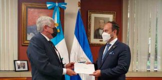 Presentan Copias de Estilo al Canciller de Guatemala