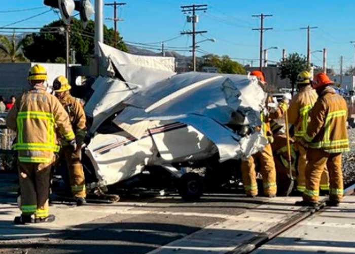 Piloto es rescatado antes de caer en las vías del tren en EE.UU.