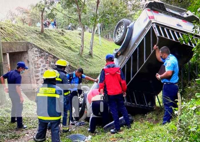 Supuesta mala maniobra provocó accidente vial de una camioneta en Jalapa