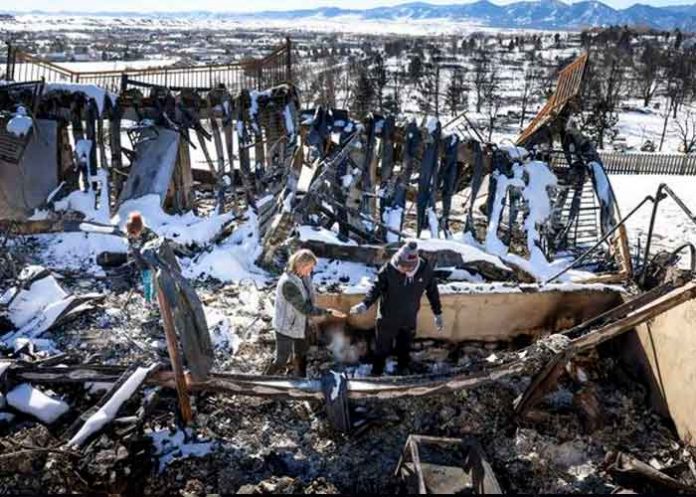 Los escombros calientes ahora cubiertos por la nieve han obstaculizado los esfuerzos de rescate por parte de las autoridades de Colorado