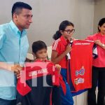 Entregan materiales deportivos al equipo Leones Marinos de Managua