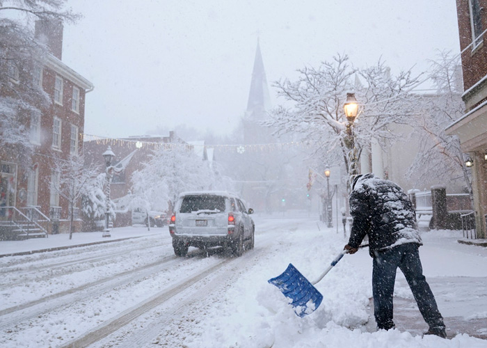 La nevada en Estados Unidos bloquea a automovilistas decenas de horas