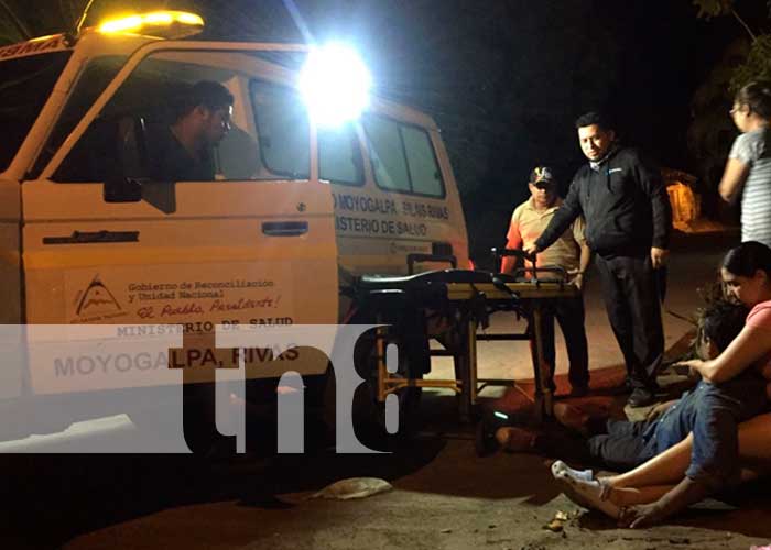 Irresponsable motociclista se estrella y termina en hospital de Ometepe