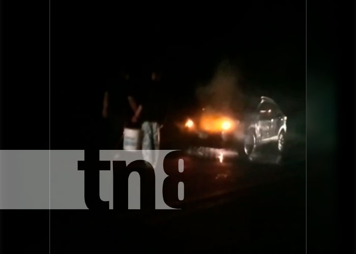 Vehículo toma Fuego en el KM 217 en Villa Sandino, Chontales