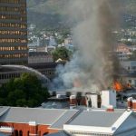 Intenta sofocar el fuego en el parlamento de Sudáfrica