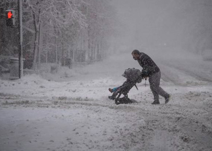 La nevada en Estados Unidos bloquea a automovilistas decenas de horas