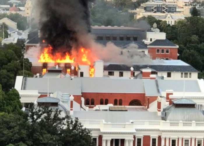 Intenta sofocar el fuego en el parlamento de Sudáfrica
