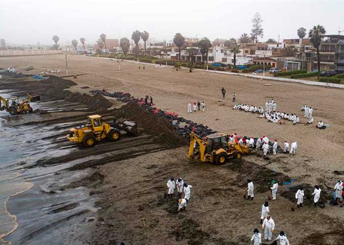 Expertos de la ONU evalúan daños del derrame petrolero en Perú
