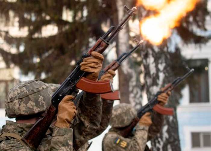 Un soldado mata a cinco compañeros y huye con el arma en Ucrania