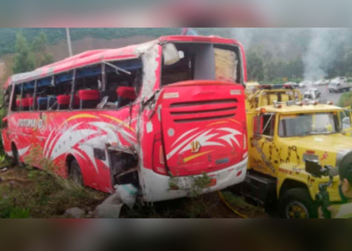 Ocho muertos y 20 heridos en un choque de autobuses en Ecuador
