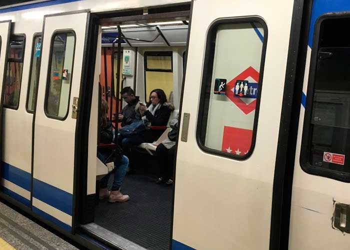  La mascarilla es tema de discusión en metro de Madrid