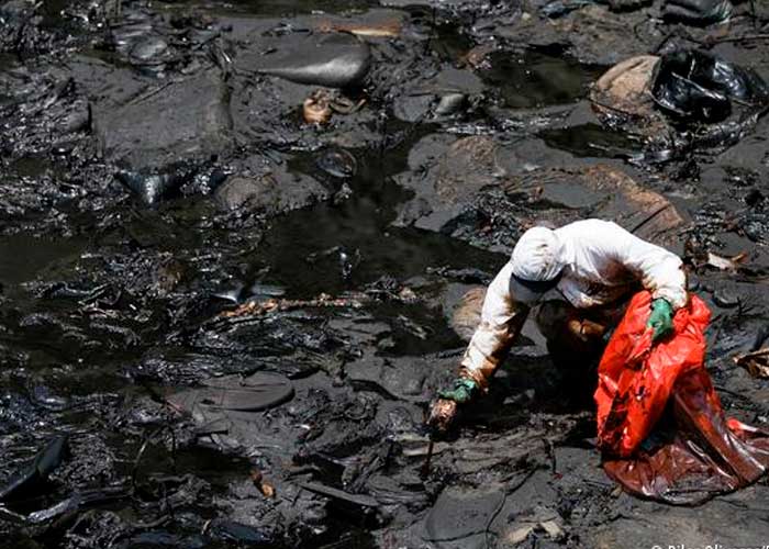  Perú busca voluntarios para limpiar playas del derrame de petróleo