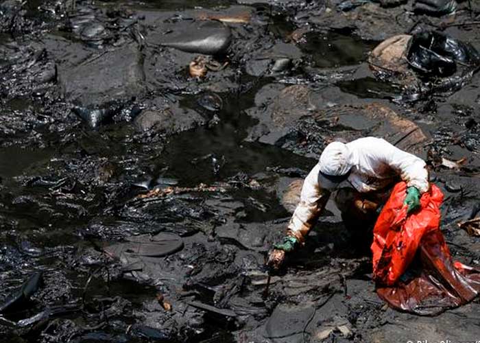 Perú busca voluntarios para limpiar playas del derrame de petróleo