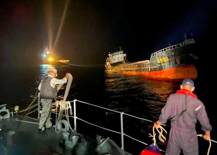 Barco aparece flotando repentinamente en costas de Tailandia
