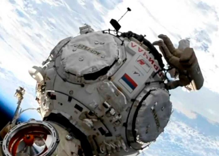 Dos cosmonautas rusos realizan la primera caminata espacial del 2022