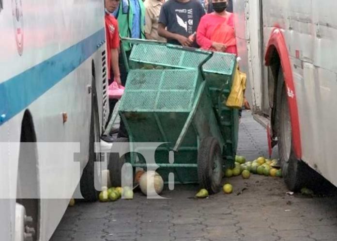 Vendedora del Mercado Oriental, Managua es impactada por un el conductor de un bus