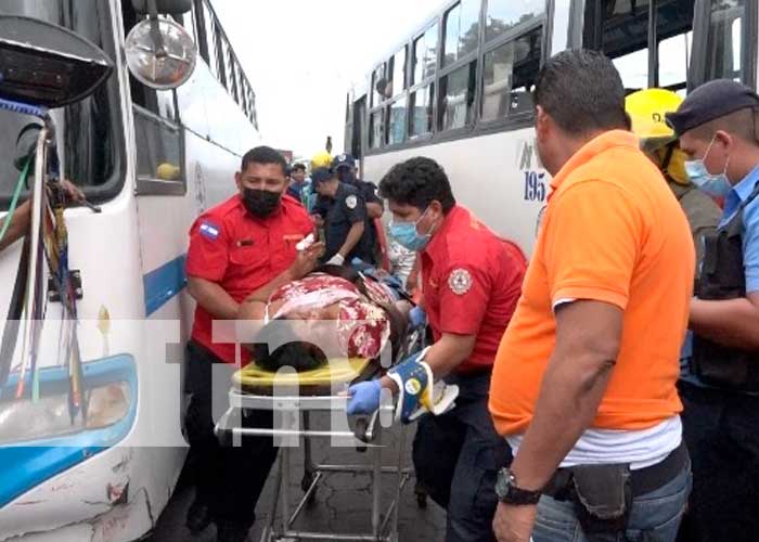 Vendedora del Mercado Oriental, Managua es impactada por un el conductor de un bus
