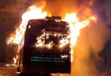Mujer muere carbonizada tras incendio de bus en la India (VIDEO)