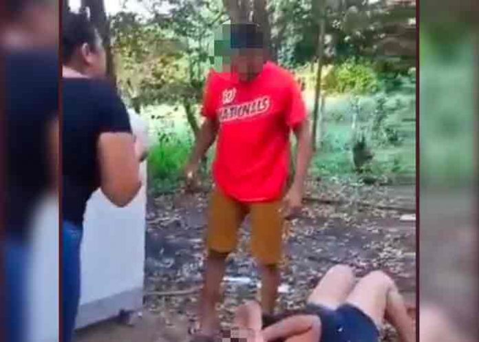 Hombre ataca brutalmente a su pareja con un cuchillo en Costa Rica (video)
