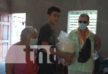 Entrega de paquetes alimenticios a familias en Rivas
