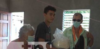 Entrega de paquetes alimenticios a familias en Rivas