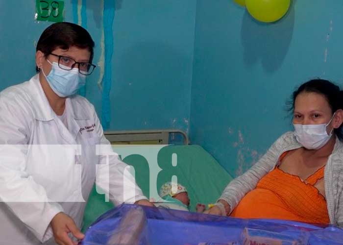 Madres contentas con sus regales en el Hospital Alemán Nicaragüense