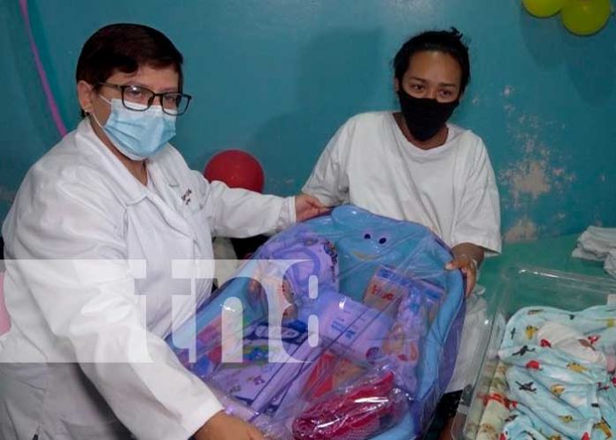 Madres contentas con sus regales en el Hospital Alemán Nicaragüense
