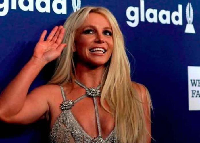 Britney Spears se destapa y comparte fotos como Dios la trajo al mundo
