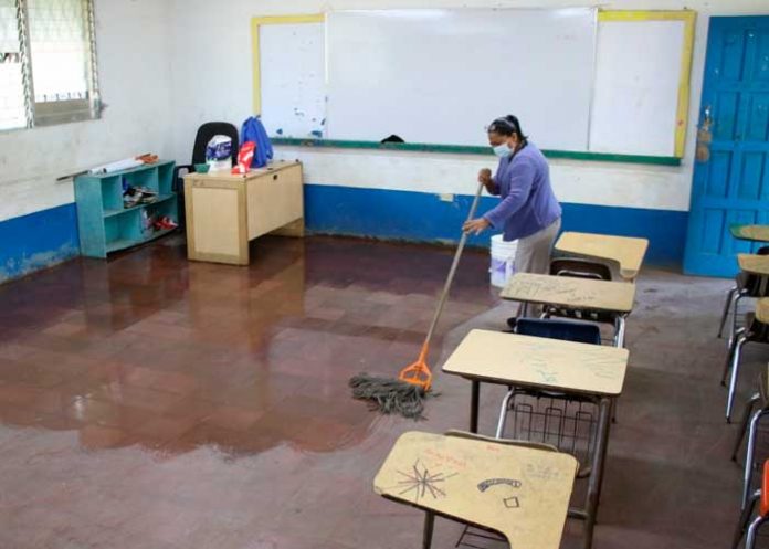 Limpieza de colegio público en Managua