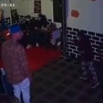 ¡Degenerados! Ladrones obligan a sus víctimas a desnudarse en un bar de Bogotá
