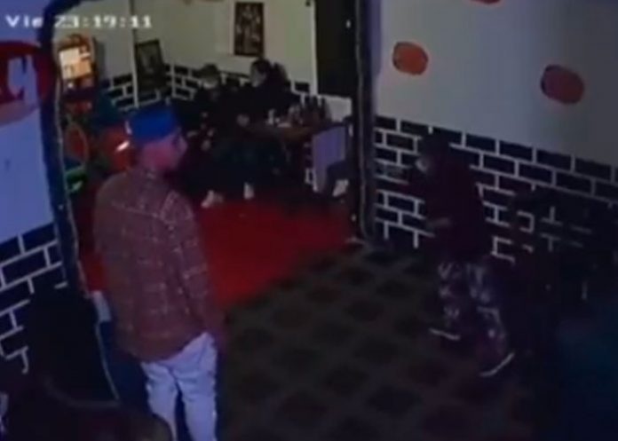 ¡Degenerados! Ladrones obligan a sus víctimas a desnudarse en un bar de Bogotá