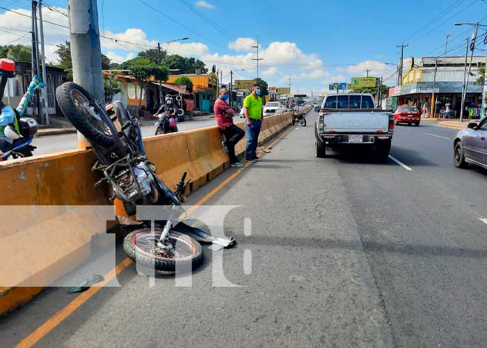 Le invaden carril a motorizado y este sale por los aires en Managua