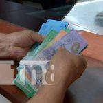 Persona contando dinero en Nicaragua