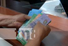 Persona contando dinero en Nicaragua