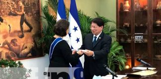 Condecoración de Nicaragua para Eambajadora saliente de Honduras