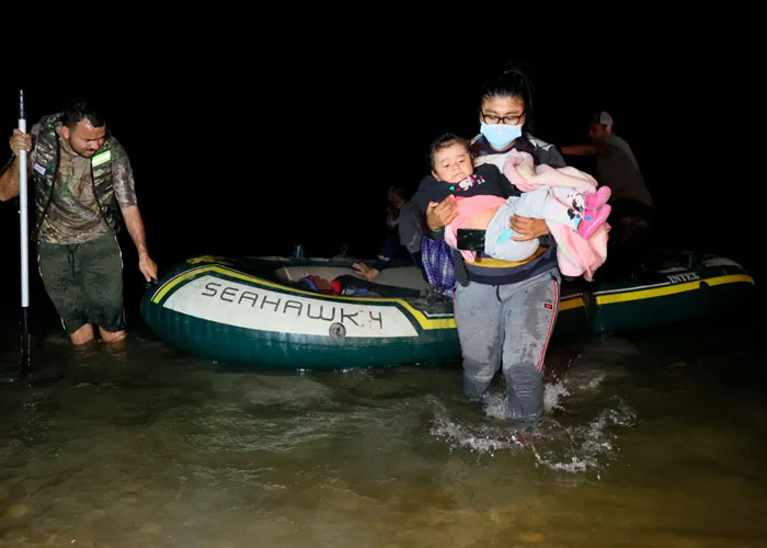 Rescatan a dos migrantes a punto de morir en el Río Grande, Texas