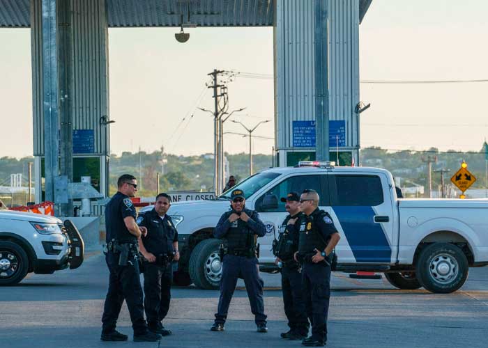 Hombre en Texas intentó cruzar a dos migrantes de México en un ataúd 