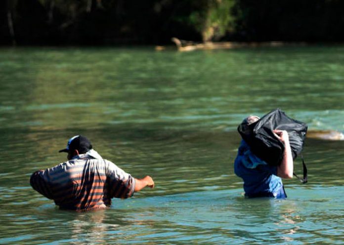 Rescatan a dos migrantes a punto de morir en el Río Grande, Texas