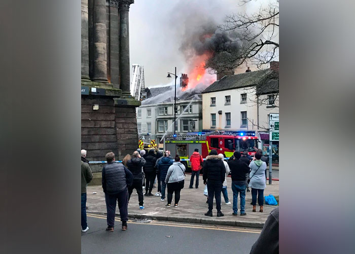 ¿Quién es? Captan rostro en incendio de bar "embrujado" de Inglaterra