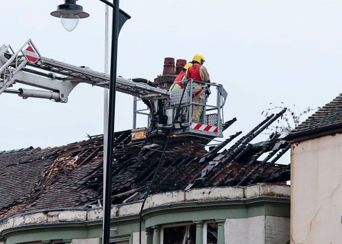 ¿Quién es? Captan rostro en incendio de bar "embrujado" de Inglaterra