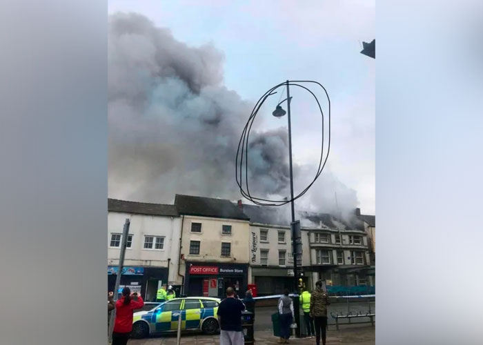 ¿Quién es? Captan rostro en incendio de bar "embrujado" de Inglaterra