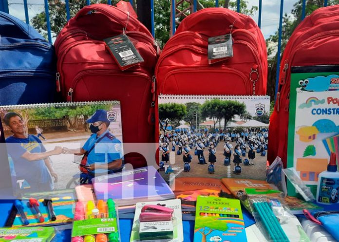 Hijos de funcionarios de las dependencias reciben paquetes escolares