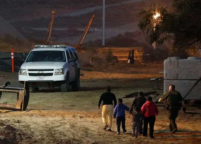 Más de 400 migrantes arrestados por "la migra" en Estados Unidos