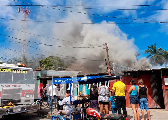 Trabajo para controlar incendio en una vivienda de Managua