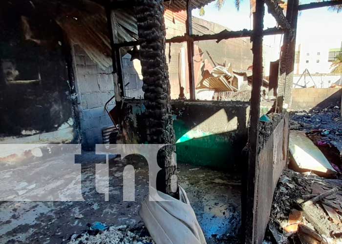 Voraz incendio que arrasó con una vivienda en Carretera Norte, Managua