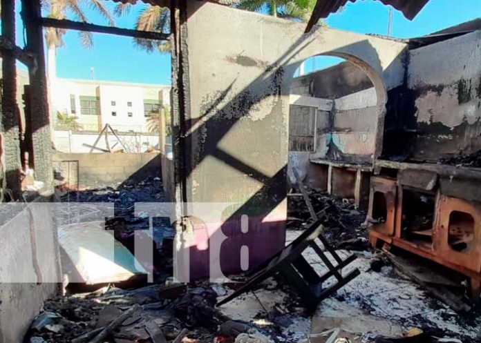 Voraz incendio que arrasó con una vivienda en Carretera Norte, Managua