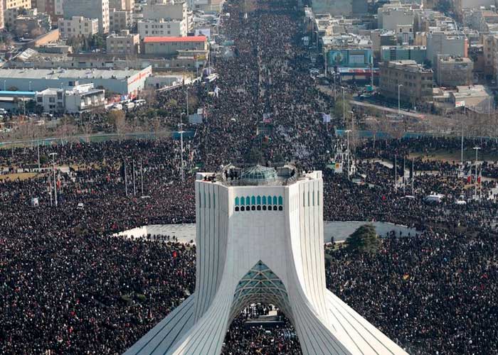 una multitud salió a las calles de Teherán para despedir al general iraní Soleimani