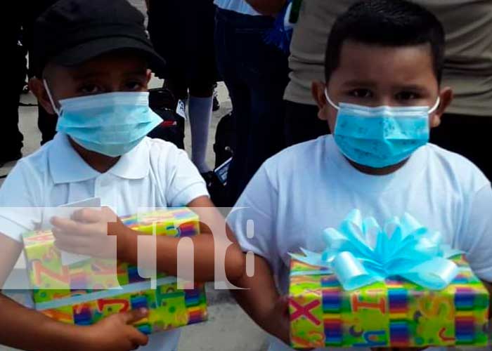 Hijos de policía reciben bono escolar en Jinotega