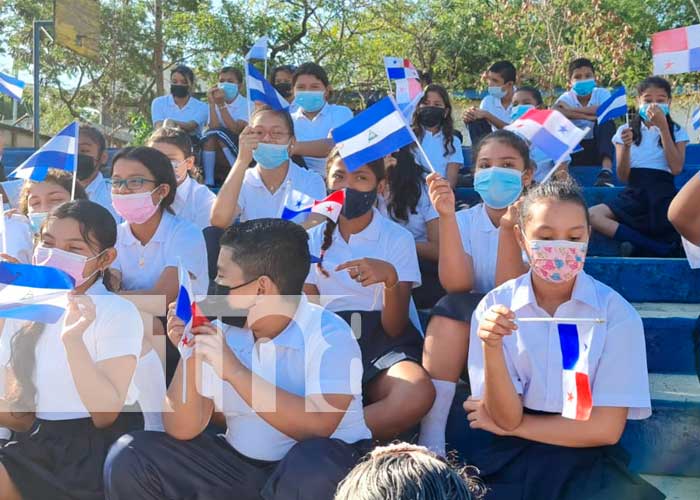 Entrega de kits para la salud en colegio de Managua