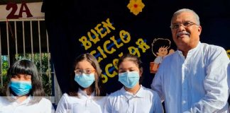 Entrega de kits para la salud en colegio de Managua